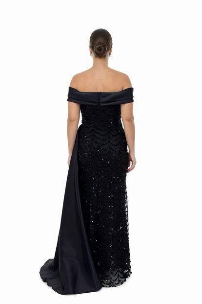 فستان سهرة أسود مزين بالترتر وياقة من الساتان، بمقاسات كبيرة